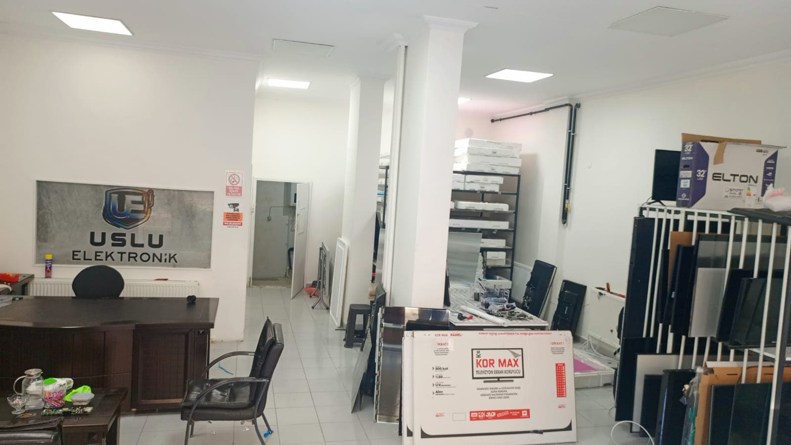Uslu Elektronik atölyesinde televizyon panelleri ve servis alanı