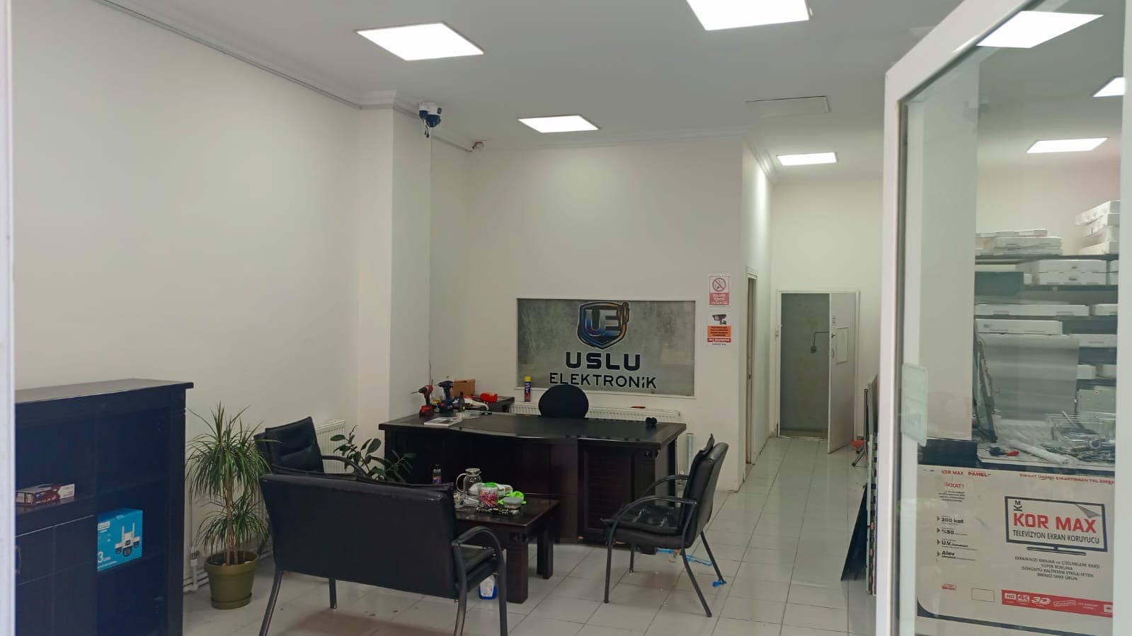 Uslu Elektronik karşılama alanı ve televizyon panel bölümü